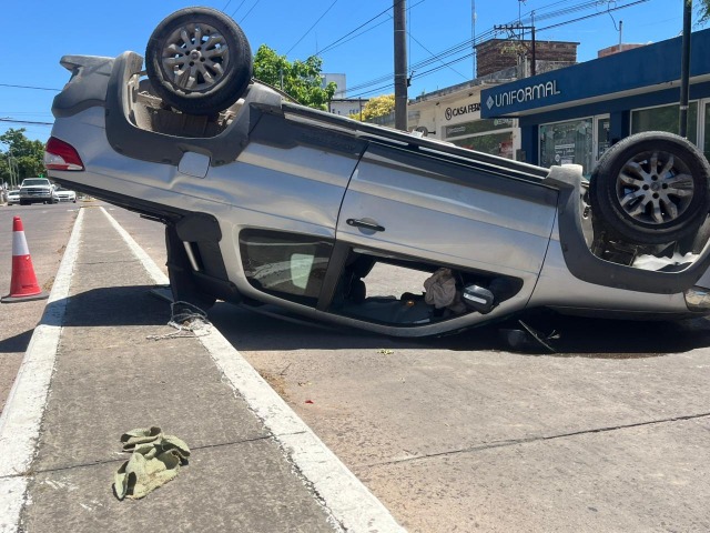 Impresionante vuelco en la avenida Sarmiento